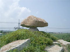 揺れ石、韓国雪嶽山の岩を模したもの　少しの力で簡単に揺れます