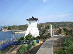 福浦灯台へは手前の細い路を通っていきます。