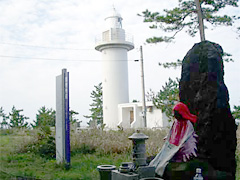 腰巻地蔵と福浦灯台(現役)