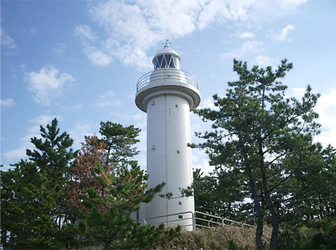 現役の福浦灯台です。（これはコンクリート製です）能登沖の船の航行を見守っています。