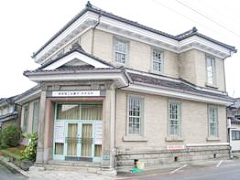 開港当時の面影が残る高岡商工会議所伏木支所　明治41年に伏木銀行として建てられました