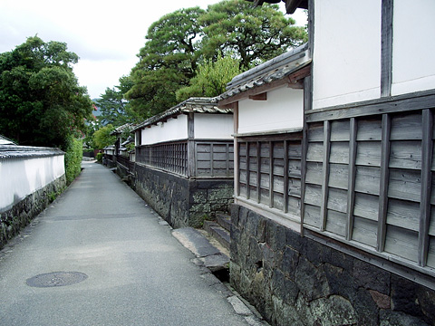 白塗りの壁が歴史を感じさせます