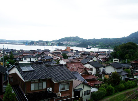 国道近くの高台より、町並みの向こうに浜田港