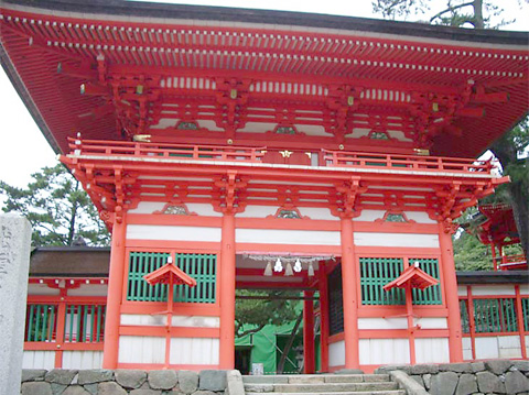 日御碕神社、朱色の神殿(これは門)に大陸の影響を感じます。