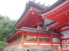 正面の日沈宮(下の宮)の側面