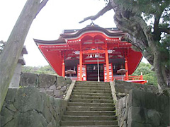 右手の高台に神の宮(上の宮)