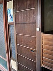 屋久杉の戸板のトイレ