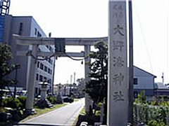大野湊神社の入り口、左は金沢西警察署