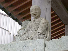 まわりに乗っている石像が個性的です(ちょっとコワイ感じがします)