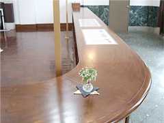 カウンターの板は1枚ものを二つ組み合わせています