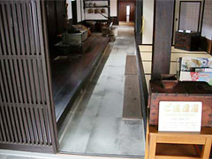 この通路に材木を通したそうです