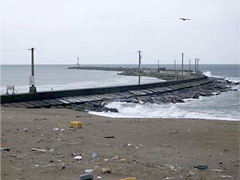エッセル堤　日本海の荒波が押し寄せています