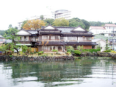 窓から釣りが出来そうな旅館