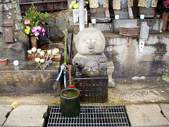 知夫里島の川井のお地蔵さんの名水　タヌキの徳利から水が出ます