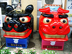 酒田駅前には仔獅子(といってもデカイ!!)「みなとくん」(左)と「まいちゃん」(右)