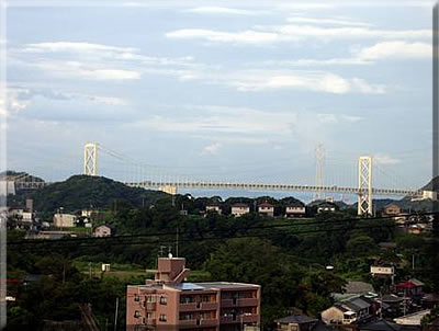 日和山から見た関門橋です。