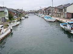 内川、両側に船が泊まっています