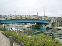 内川の「神楽(かぐら)橋(かぐら)」ステンドグラスがはめ込んであります。