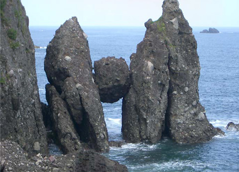 天然記念物　ハサカリ岩