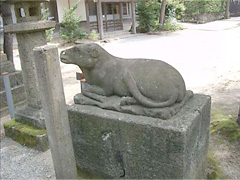 牛の石像が奉納されていました