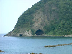 淀の洞門、写真だとわかりませんが向こう側まで突き抜けてます。