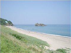 白兎海岸です(真ん中に「淤岐ノ島(オキノシマ)」があります)