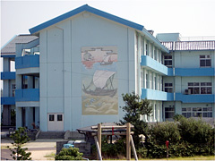 港の近くの賀露小学校の壁に「北前船」