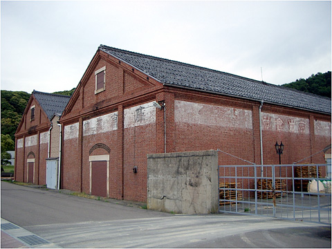 1905年に建てられた「赤レンガ倉庫」湊町敦賀の象徴的な建物です。