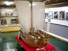 北前船模型（高さは約1.5m、1／10スケール）